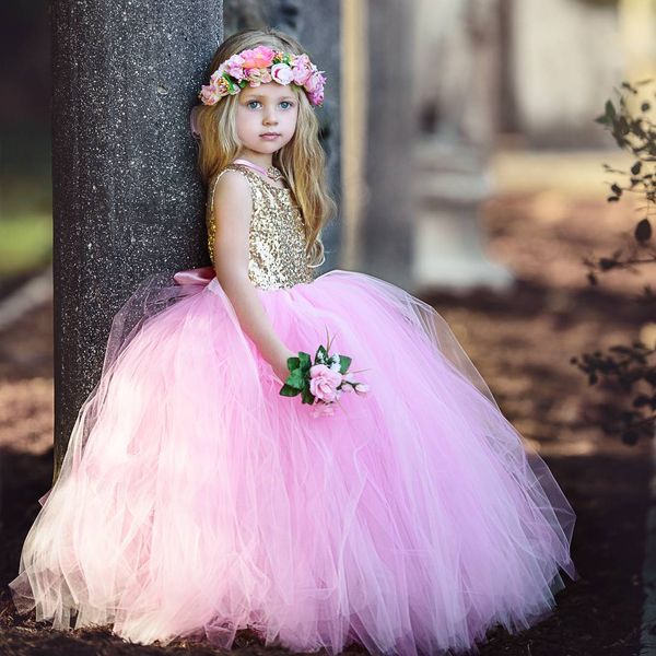 Abiti da ragazza di fiore con paillettes dorate scintillanti Abito da spettacolo per ragazze senza maniche con fiocco con collo gioiello Abito da compleanno in tulle gonfio Abito da compleanno su misura