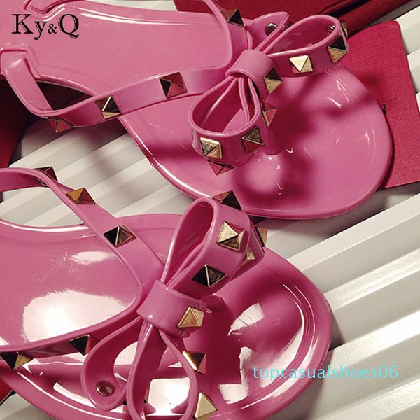 

бренды женщины заклепка bow узла плоских тапочки сандалии девушка шлепанцы шипованная летняя обувь прохладных слайды желе обуви 35-41 t06, Black