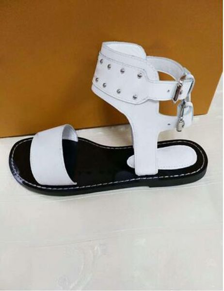 Vendita calda-Sdesigner Europa e Stati Uniti nuove scarpe da spiaggia con catena in plastica sandali in gelatina color caramella sandali con fondo piatto e sandali35-44