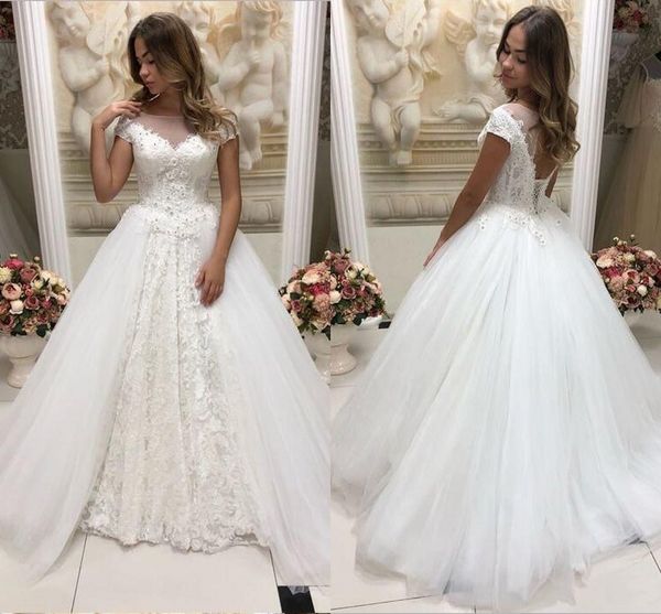 2020 Abiti da sposa a maniche corte a bateau Abiti da ballo Applique in pizzo Perline di cristallo Drappeggiato Tulle Gonna a file Abito da ricevimento di nozze Abiti