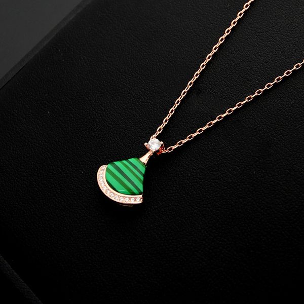 

2019 luxury designer jewelry women necklace fashion skirt pendants for women charm chains rose gold love necklace birthday gift wholesale, Silver