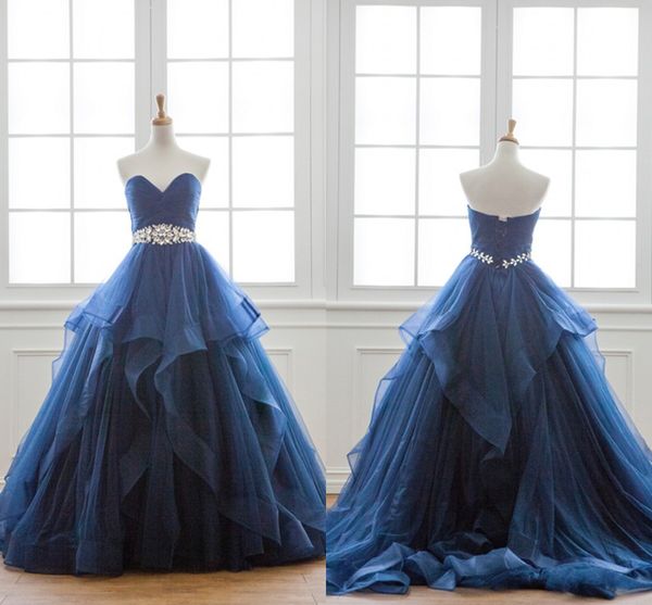 2019 Marineblaue Ballkleid-Abschlusskleider der 8. Klasse mit Falten, Stufenrock, trägerlos, offener Rücken, perlenbesetzte Kristallschärpen, Abendkleider