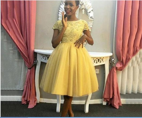 

new coming short homecoming dresses yellow jewel neck cap sleeves a line prom gowns with lace applique open back cocktail dresses, Red