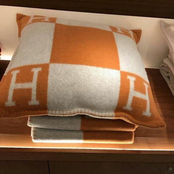 

2020 Гарантированный Стиль Мода Горячие продажи Подушка Гостиная Диван H Letter Pattern Декоративные подушки Набор Размер 45 * 45см высокое качество Подушка S