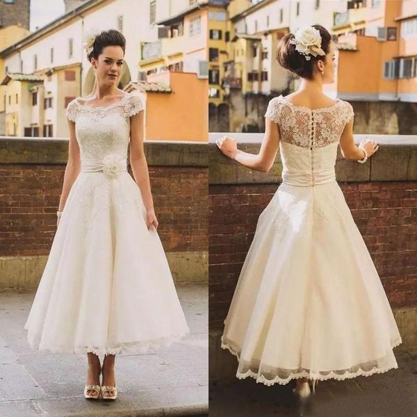 A linha Lace Tulle Curto Vestidos de Casamento 2019 Cap Mangas Do Comprimento Do Chá Do Vintage Informal Vestidos De Noiva Com Flores 1950 s Nupcial Vestidos