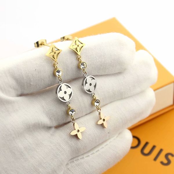 

Изысканный повелительница титана стали кисточки Single Алмазная выдалбливают Four Leaf Flower 18k позолоченный Engagement мотаться серьги V2