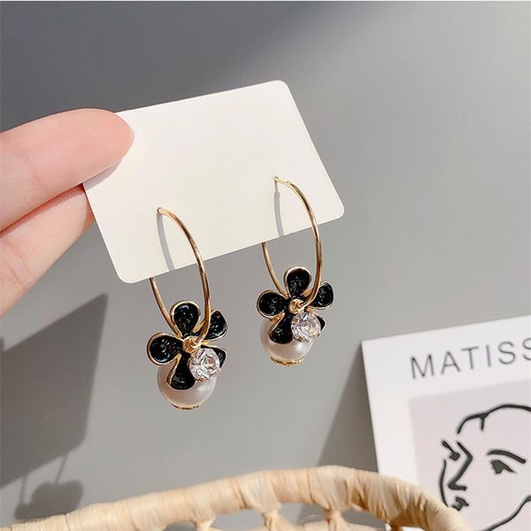 

db202001024] faux pearl black flower pendant hoop earrings, Golden;silver