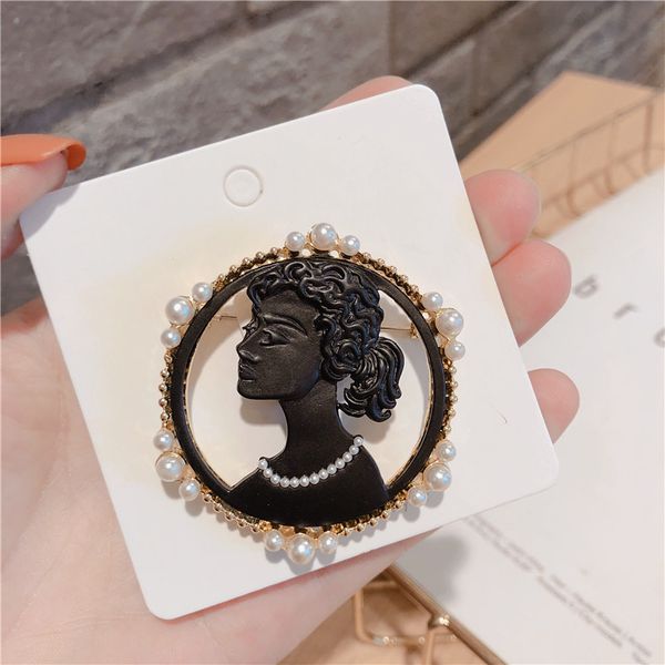 

старинные новые женские костюмы броши жемчуг большой круглый круг черный красоты пальто броши pin модные аксессуары модные ювелирные изделия, Gray