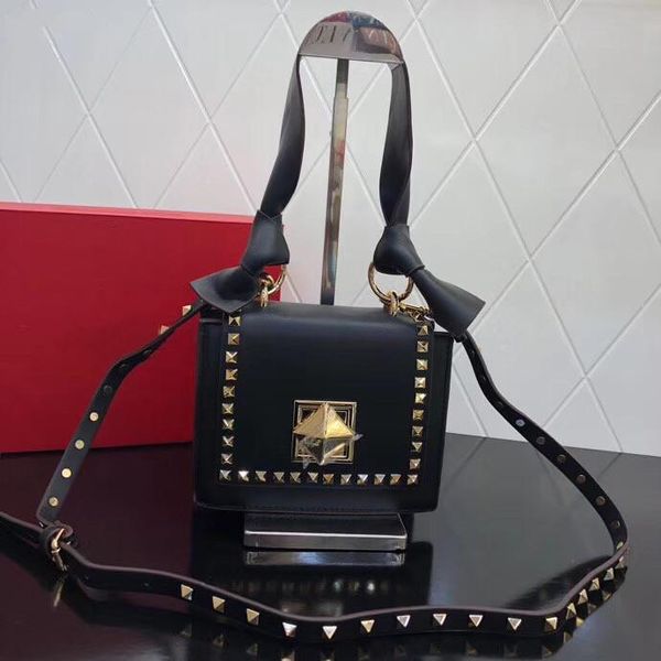 

2019 explosion-proof crossbody bag, made from imported calfskin. quilting process, embellished with rivets. with a detachable handle and a d
