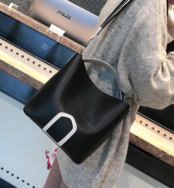 

ladies bag 2020 new messenger handbag shoulder bag simple tassel bucket big bags tide wild ing