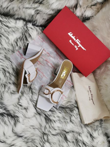 

2020 fashion bone2 product changes this elegant sandal has a rubber-like feel, a double strap on the foot, and a small hole.65183