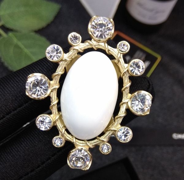 

lierzika capper lady brooch and earrings set white color stone oval big size, Gray