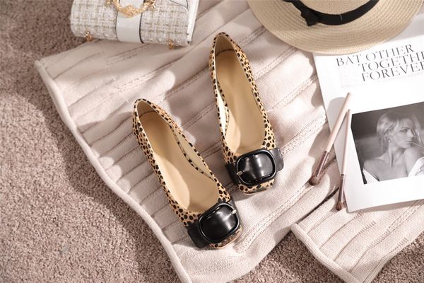 

2019 designer new, small round head single shoes, black leather buckle and leopard print