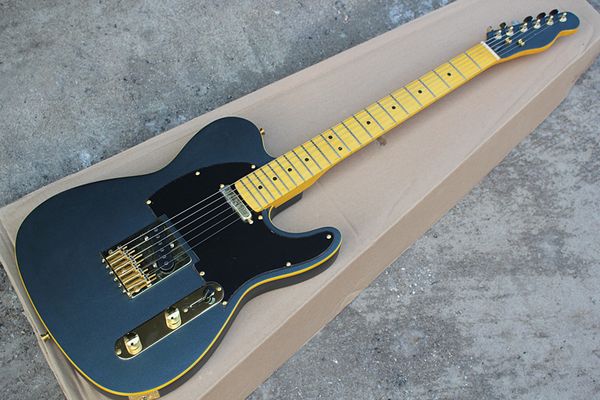 Guitarra elétrica preta fosca da fábrica com pescoço amarelo do bordo, ligação amarela, pickguard preto, hardwares do ouro, oferecendo a personalização.