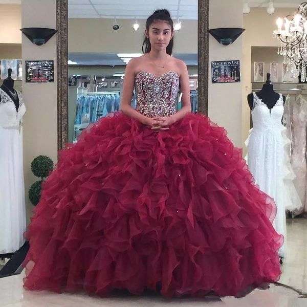 Borgonha Querida Organza vestido de baile quinceanera vestidos frisados ​​strass camadas babados varrer trem princesa vestidos de baile com rendas para cima