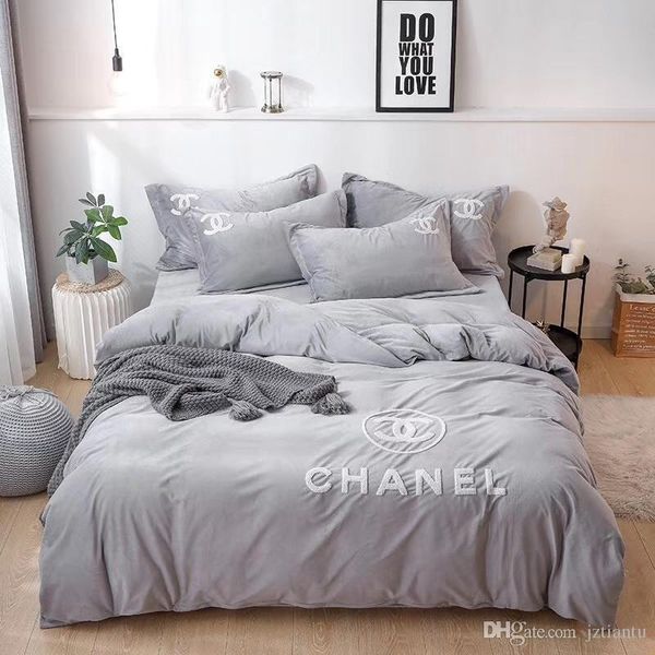 New Arrivals Classic Style Bedding Suits Letter Embroidery Luxury