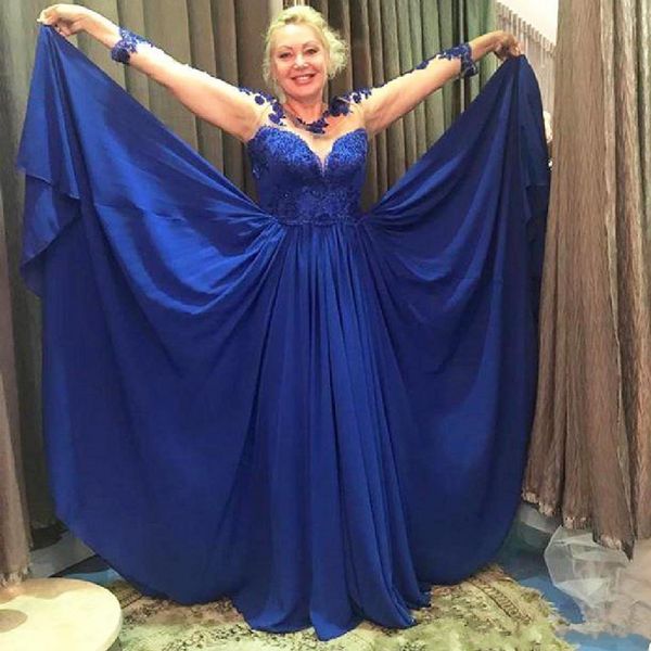 Abiti eleganti per la madre della sposa a maniche lunghe con linea A e lunghezza del pavimento Abiti da sera formali con applicazioni in chiffon di pizzo blu royal con perline