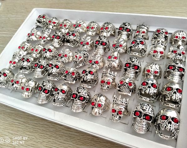 50pcs Red CZ occhi Teschio intagliato in metallo Anelli Uomo Skelekon Retro Vintage Grande anello in argento Regali per feste di moda Accessori per uomo Taglia Mix