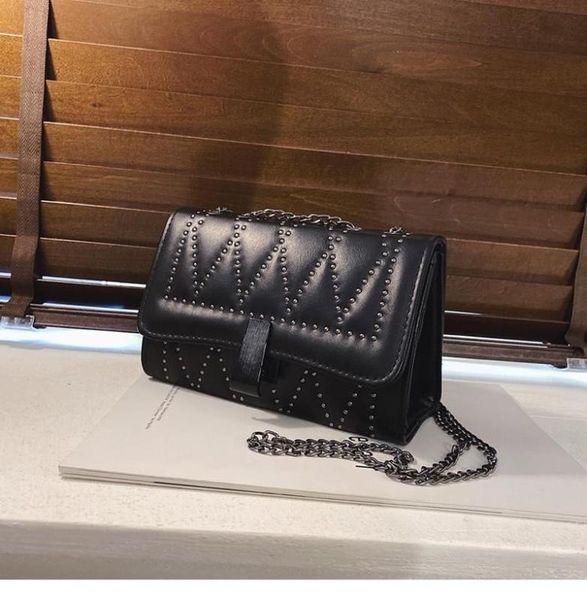 

осень и зима новый 2020 мода плеча сумку корейской версии диких дамских сумок клепать небольшой пакетик сумочку