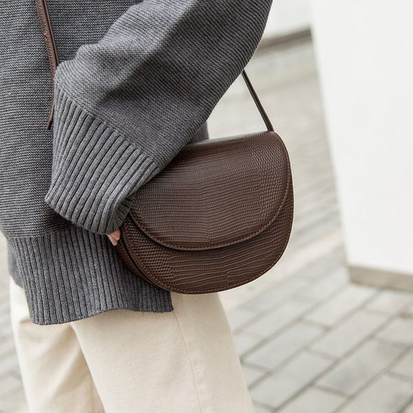 

2019 new women's bags lid shoulder messenger bag retro semi-circular bag