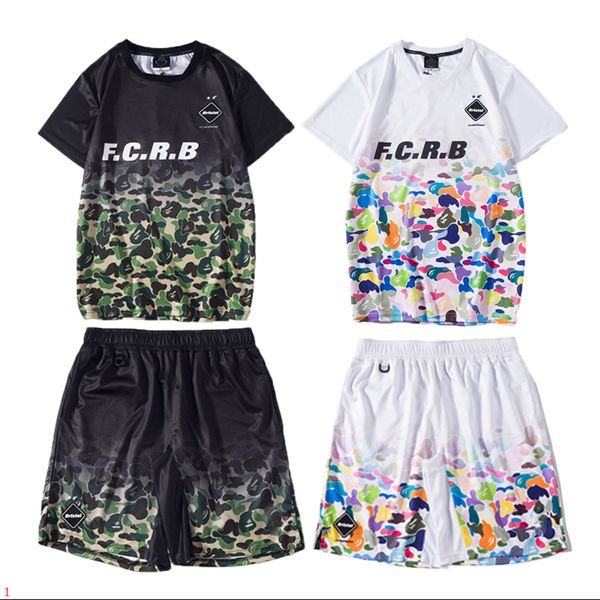 

мужчины костюм моды с коротким рукавом тенниска + brand printed шорты повседневный костюм два парня оптового 2020, Gray