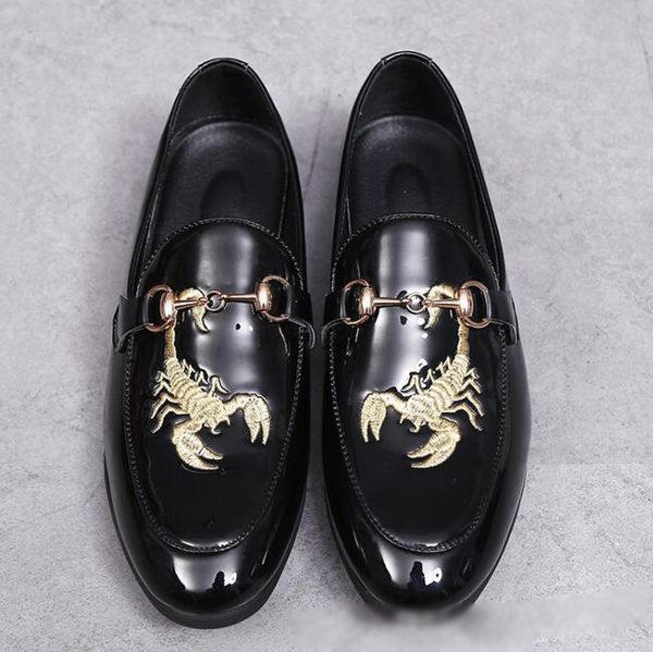 Мужчины Мокасины Дизайнер Лакированная кожа Повседневная обувь Элегантная черная обувь Slip On Man Повседневная обувь