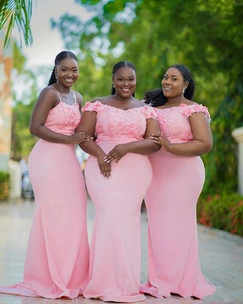 Ucuz pembe Afrika kapalı omuz denizkızı uzun nedime elbiseler karışık stil dantel çiçekler tüylü onur hizmeti düğün konuk elbisesi