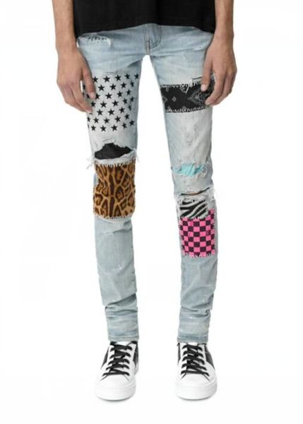 Moda: pantaloni jeans auto-coltivati da uomo in vitello con personalità, patchwork, alfabeto cavo, stampa leopardata, estate classica, di alta qualità