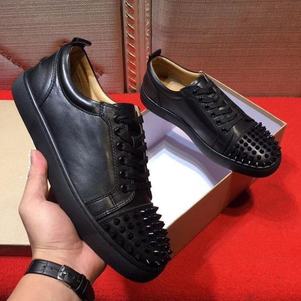 

2019 new designer sneakers black low cut spikes flats shoes famous red bottom men and women leather sneakers party fashion designer shoes