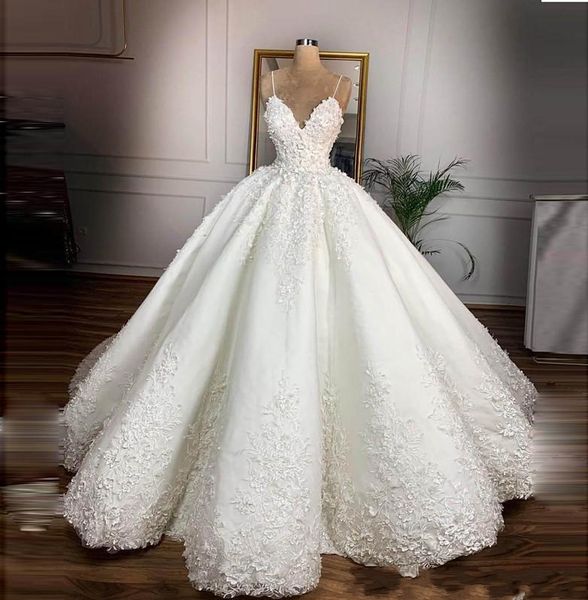 

2020 arabic dubai ball gown wedding dresses spaghetti straps appliqued lace ruched satin bridal gown plus size vestidos de novia al6020, White
