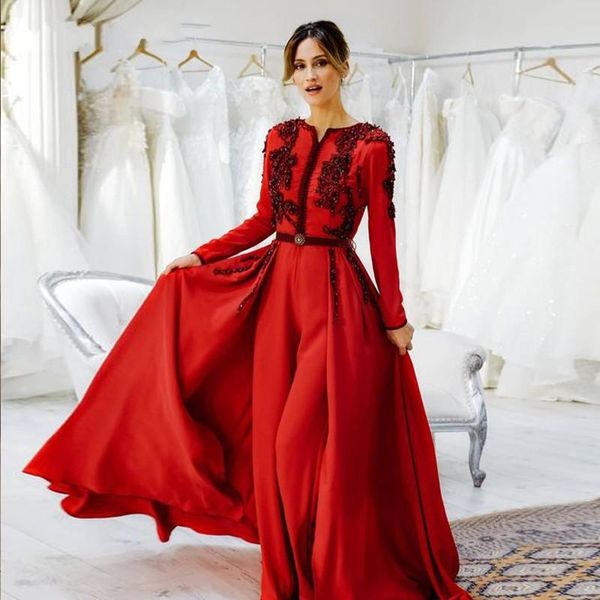 Elegante langärmlige rote lange Abend-Jumpsuit-Kleider, arabische Satin-Perlenapplikationen, Kleider für besondere Anlässe mit abnehmbarer Schleppe