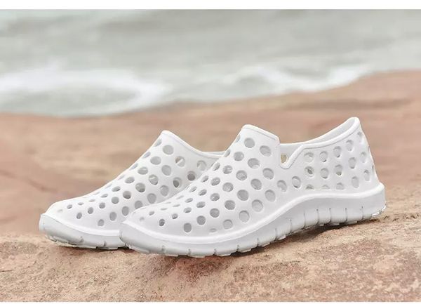 

2018 new couple hole shoes in summer joker leisure fashion sandals manufacturers selling beach shoes surfing outdoor aqua shoes, Black