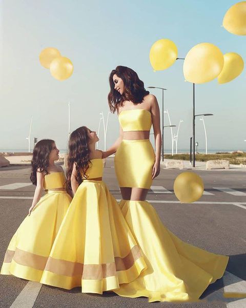 Amarelo amarelo de duas peças Flors Girls vestidos de cetim sem alça