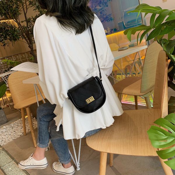 

2020 new women's shoulder bag korean version of the lingge female bag lock diagonal saddle chain