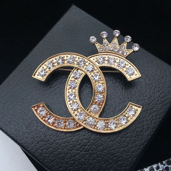 

Stunning clear diamante letter and crown brooch fine gift cry tal jewelry pin fa hion women dre broache luxury elegant de ign