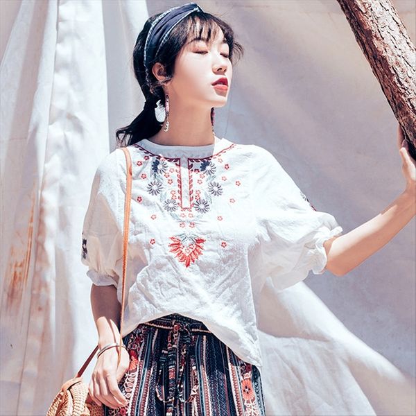 

2019 summer folk style embroidery lantern sleeve and t-shirt cotton embroidered cotton and linen linen t-shirt women's loose round coll, White