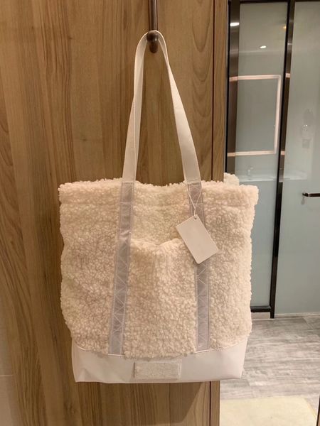 

designer luxury shoulder bag women's lamb hair large capacity portable well matched felt designer handbag fashion bags 2