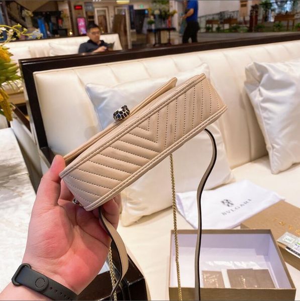 

fashionable lady's one-shoulder chain bag, envelope bag, the classic go anywhere essential handbag