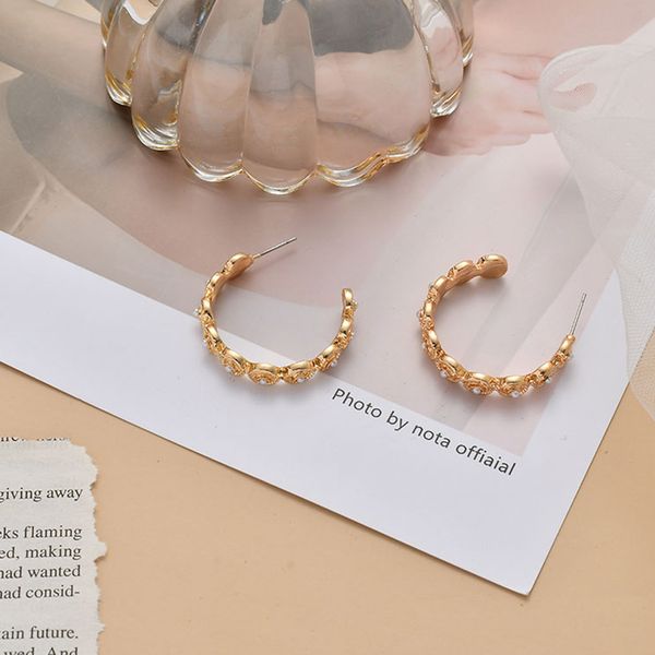 

europe and america simple temperament lace metal imitation pearl c-shaped earrings for women girl fashion jewelry accessories, Golden;silver