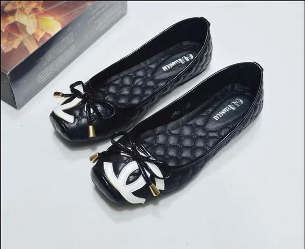 

2019 women's brand leather slippers, design slippers, metal chains, summer sandals, beach shoes, fashion slippers, slippers, Black