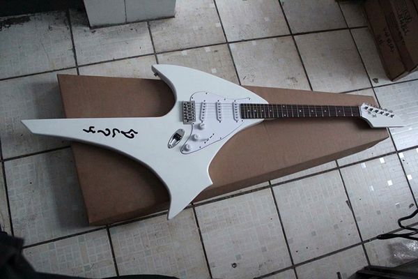 Guitarra elétrica fábrica Personalizado Branco Unusual forma com preto Pickguard, Rosewood Fingerboard, SSS Pickups, oferecendo serviços personalizados