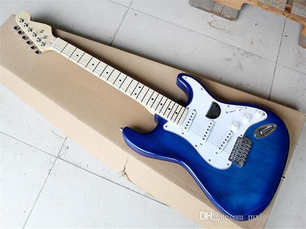 E-Gitarre mit transparentem blauem Korpus und weißem Schlagbrett und kann nach Wunsch individuell angepasst werden