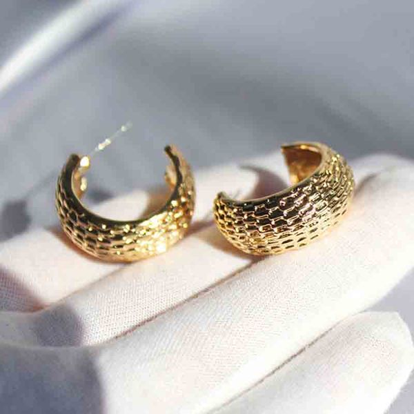 

gold color zinc alloy small hoop earring vintage engraved etching c shape hoop earrings for women brinco fashion jewelry 12x24mm, Golden;silver