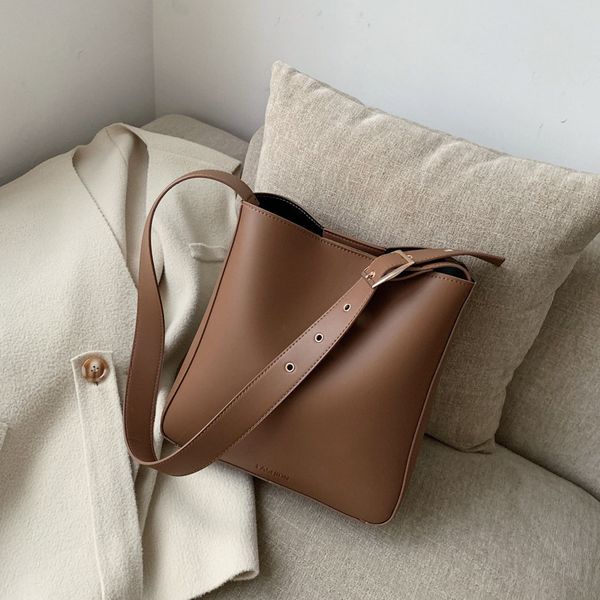 

retro large capacity shoulder bag 2020 new fashion bucket bag messenger handbag