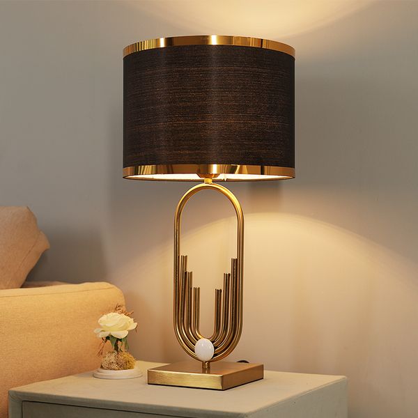 Americano Retro Luz Luxo Personalidade Metal Table Lamp Nordic Minimalista Design Moda Mesa Lâmpadas Iluminação Luz para sala de estar Quarto