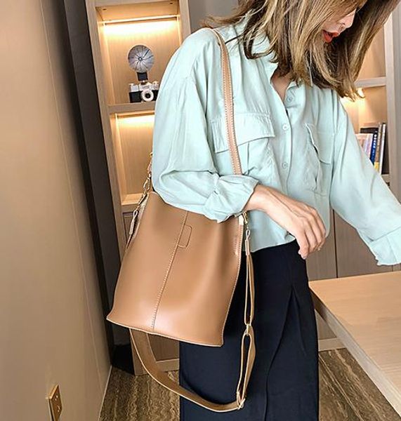 

2020 летняя новая сумка ведро женская сумка мессенджер большой емкости широкий плечевой ремень женский