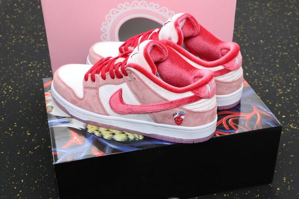 

2020 Роскошная SB Dunk Стрейнджлав Velvet кроссовки Мужчины Женщины с низким День Святого Валентина Белый Розовый вскользь идущие ботинки с сердцем Box