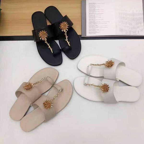

2020 summer designer fashion luxury shoes rose metal decoration flat bottom clip toe bohemian flip flops ladies casual leather flower sandal, Black