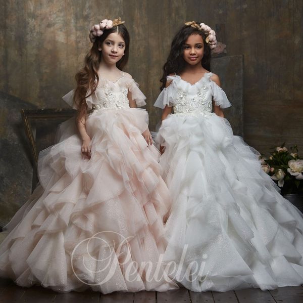 Stilvolle rückenfreie Blumenmädchenkleider mit Spitzenapplikationen für die Hochzeit, V-Ausschnitt, perlenbesetzte Festzugskleider für Kleinkinder, abgestuftes Tüll-Abschlussballkleid für Kinder