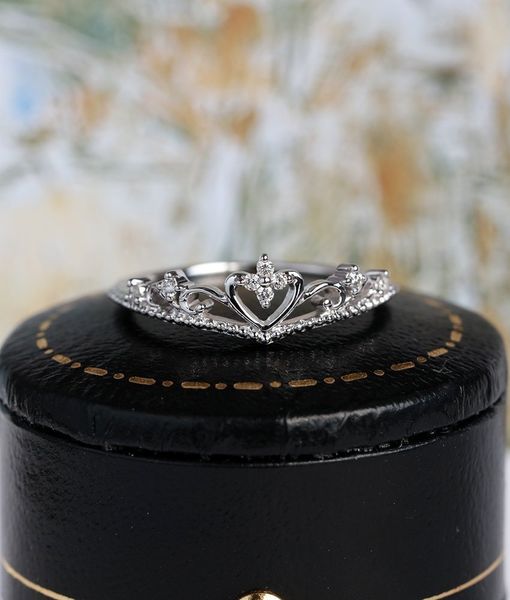 

love an crown set diamond ring finger ring ma'am, Silver
